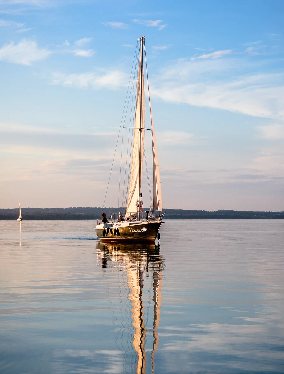 Яхта Violoncelle на Минском море: аренда для праздников и прогулок